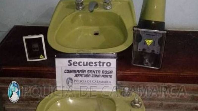 Atrapan a un joven con elementos de baño robados