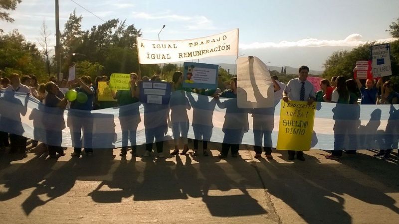 Enojo de docentes chacareros, indignados y “traicionados”