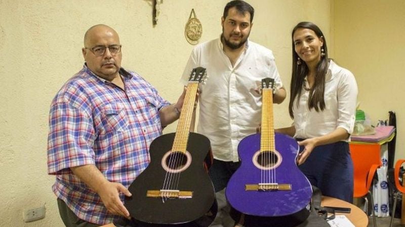 Nicolás Romero donó guitarras a Cultura