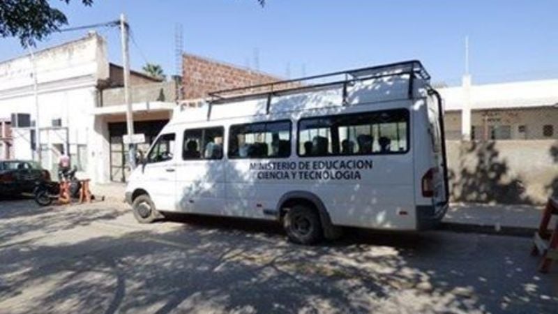 Piden que no se estacione frente a la Escuela Especial