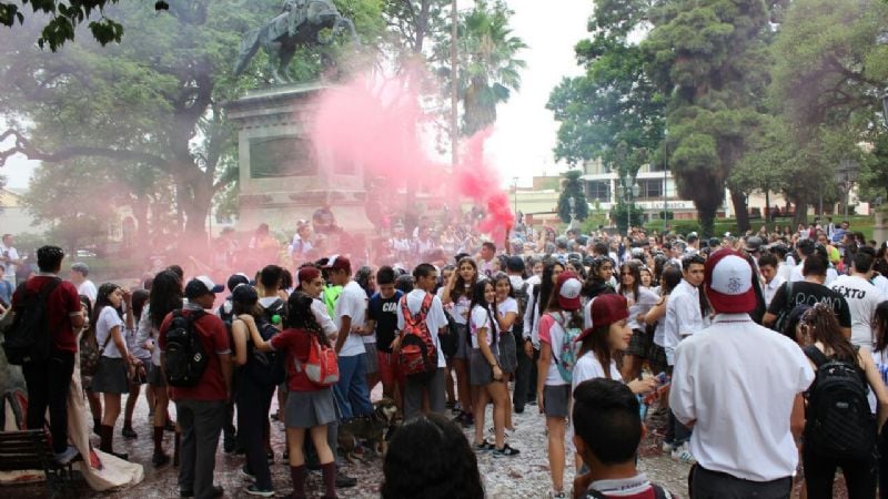 Estudiantes festejan el último día de clases