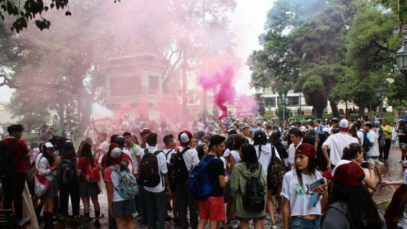 Estudiantes festejan el último día de clases
