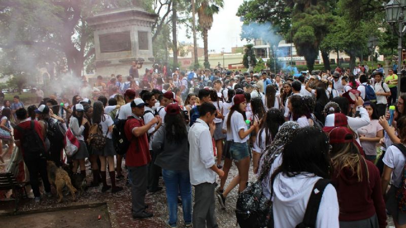 Estudiantes festejan el último día de clases