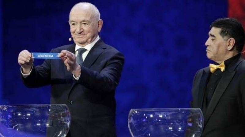 Contrapunto entre Sampaoli y Maradona