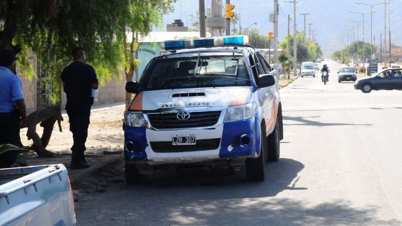 Auto quedó atascado en un terraplén