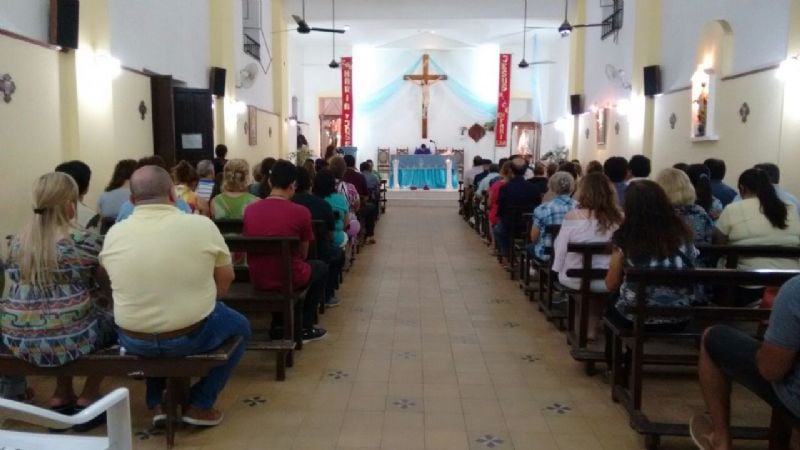 Pesebre y arbolito de Navidad en la parroquia San Roque