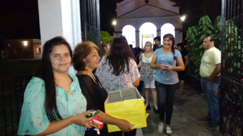 Pesebre y arbolito de Navidad en la parroquia San Roque