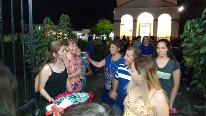 Pesebre y arbolito de Navidad en la parroquia San Roque