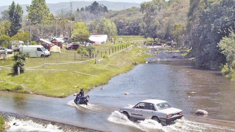 Antes de comenzar la temporada, limpian el río Guayamba