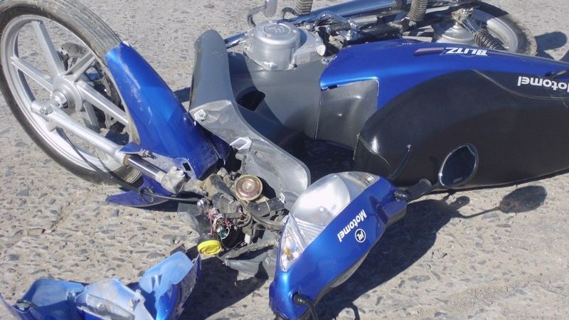 Joven herida tras derrapar en su moto