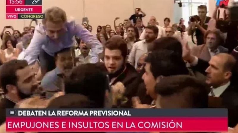 Gritos y forcejeos en comisión que debate la reforma previsional