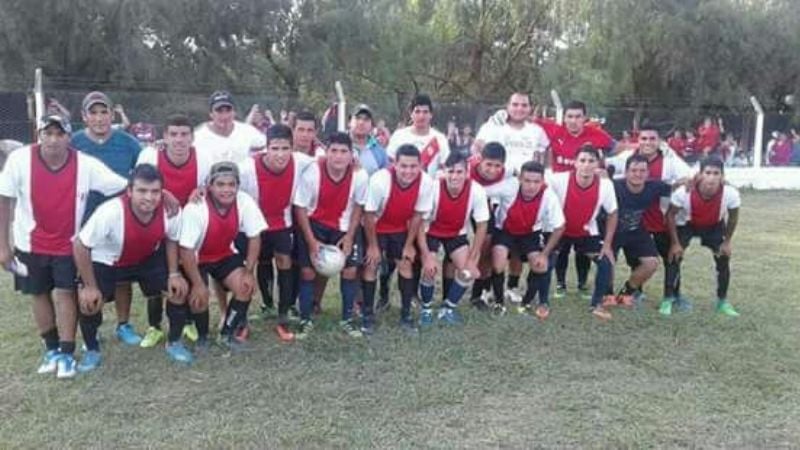 Premios para los ganadores del Torneo de Fútbol de Icaño