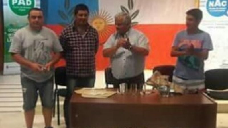 Premios para los ganadores del Torneo de Fútbol de Icaño