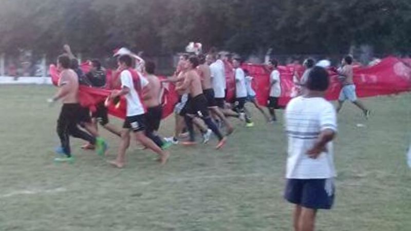 Premios para los ganadores del Torneo de Fútbol de Icaño