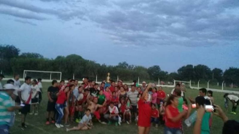 Premios para los ganadores del Torneo de Fútbol de Icaño