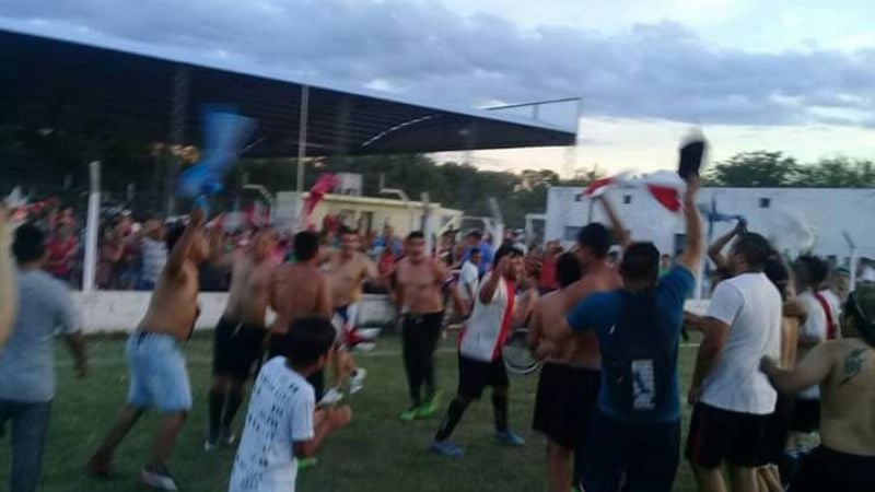 Premios para los ganadores del Torneo de Fútbol de Icaño