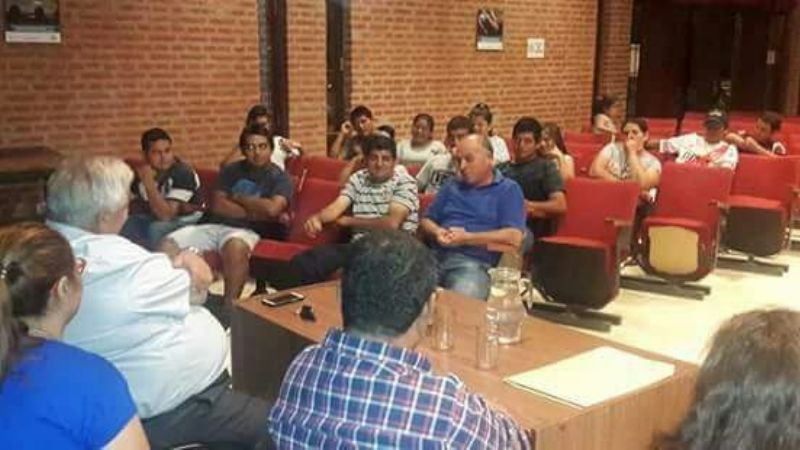 Premios para los ganadores del Torneo de Fútbol de Icaño