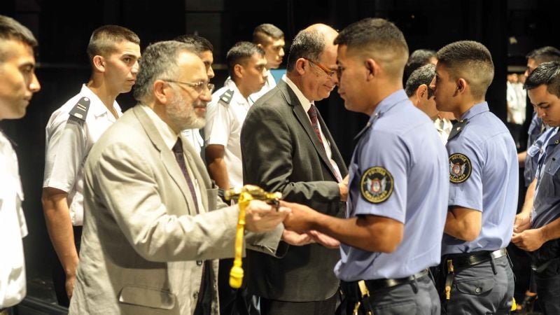 Solá Jais participó del acto de egresados de la Policía