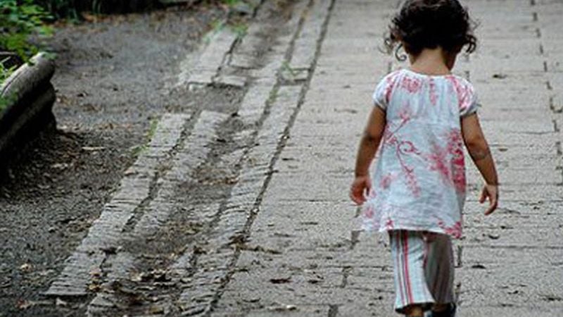 Encuentran a una nena de 6 años caminando sola por la calle