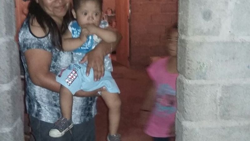 Asisten en el traslado de un niño para que pase las fiestas junto a su familia