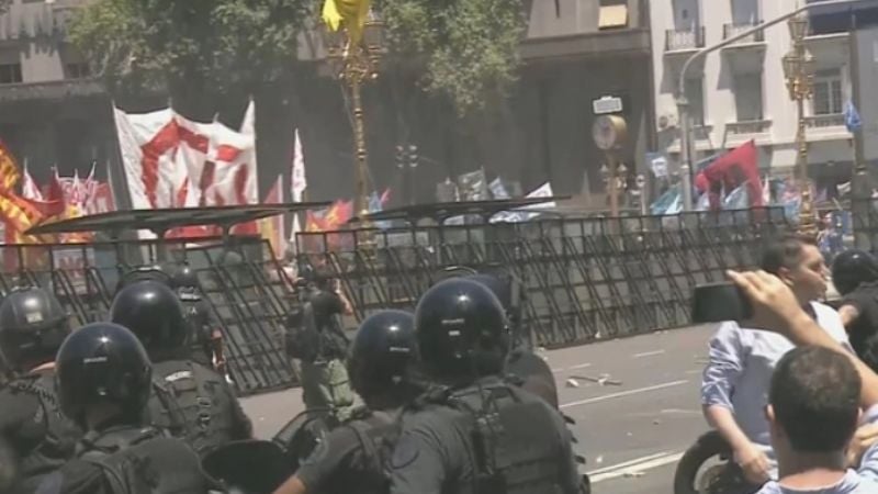 Máxima tensión: piedrazos, gases y balas de goma en la previa de la sesión