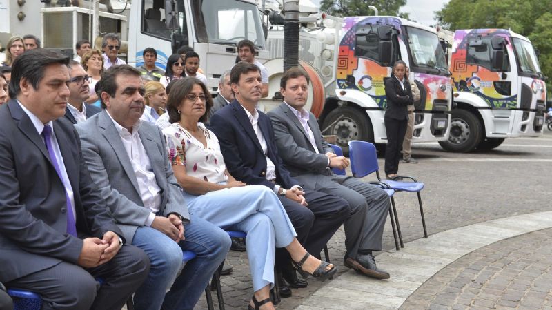 Lucía entregó camiones a Servicios Públicos y Aguas de Catamarca