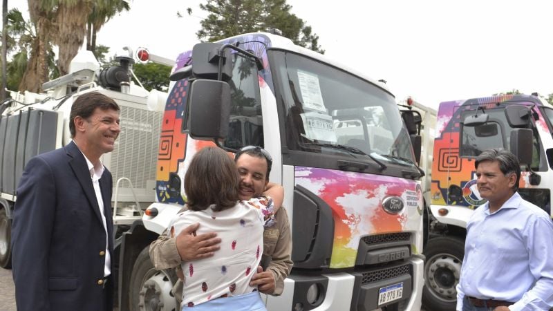 Lucía entregó camiones a Servicios Públicos y Aguas de Catamarca
