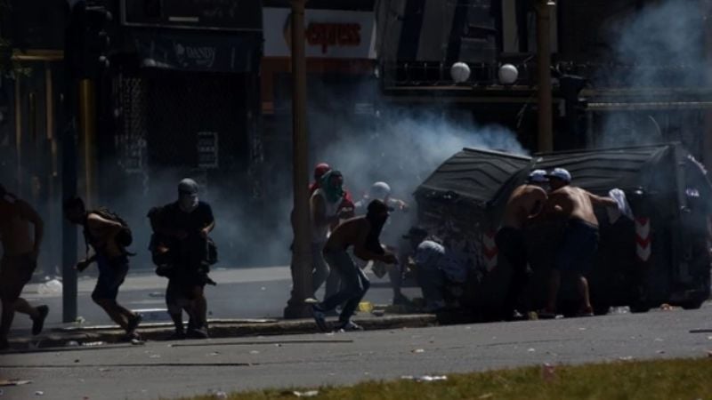 22 detenidos, 9 policías heridos y 15 autos destrozados