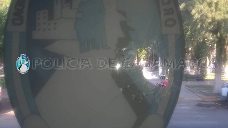 Apedreó la Comisaría de Belén e hirió a un policía