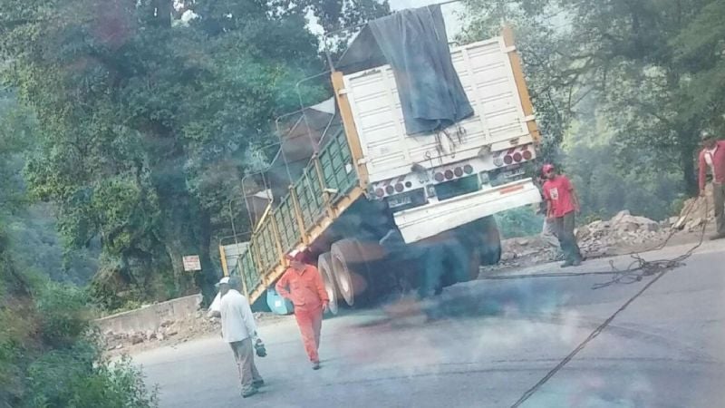 Pudo haber sido una tragedia: un camión quedó colgado en la ruta 307