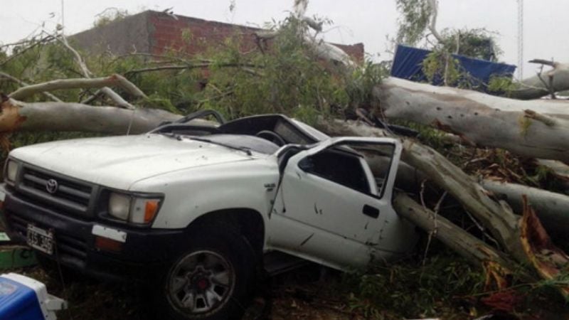 Dos muertos y destrozos por granizo y vientos en Luján