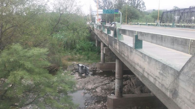 Conductor cayó al río en Tres Puentes