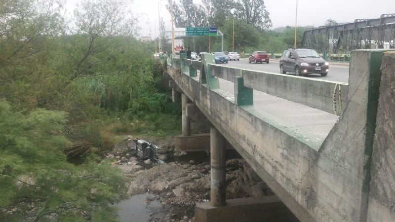 Conductor cayó al río en Tres Puentes