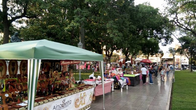 Artesanos convocan a feria navideña en la Plaza 25 de Mayo