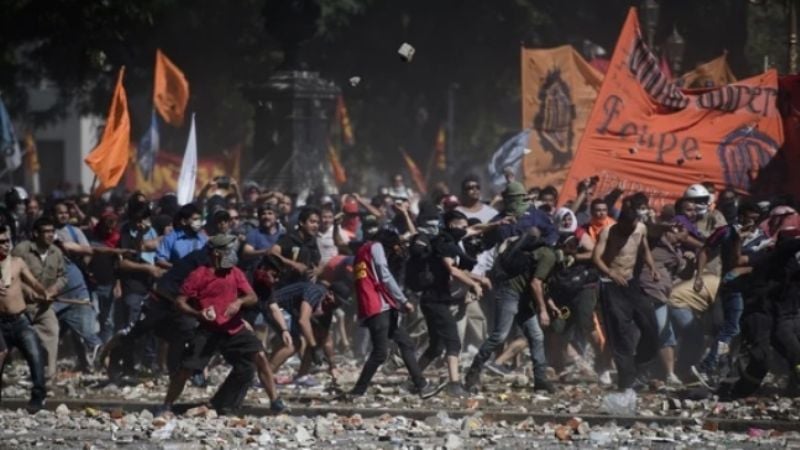 Macri pidió seguir la sesión y reforzar la seguridad