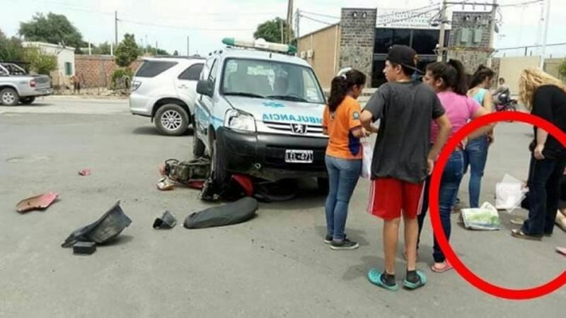 En un choque, una moto quedó debajo de una ambulancia