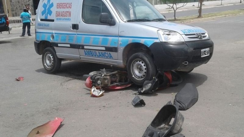 En un choque, una moto quedó debajo de una ambulancia