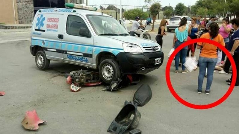 En un choque, una moto quedó debajo de una ambulancia