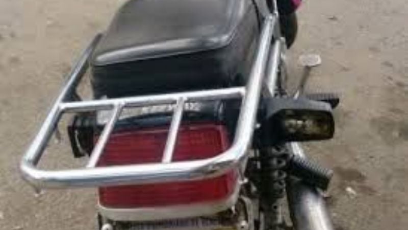 Secuestran una motocicleta abandonada por presuntos arrebatadores