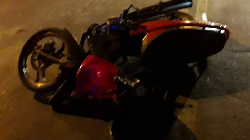 Joven herida en un accidente con su moto