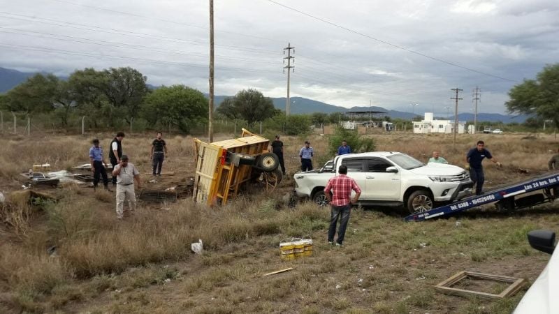 Volcó una camioneta con carro