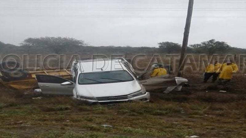 Volcó una camioneta con carro