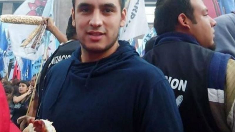 Desplazaron a un policía bonaerense que tiró piedras contra efectivos