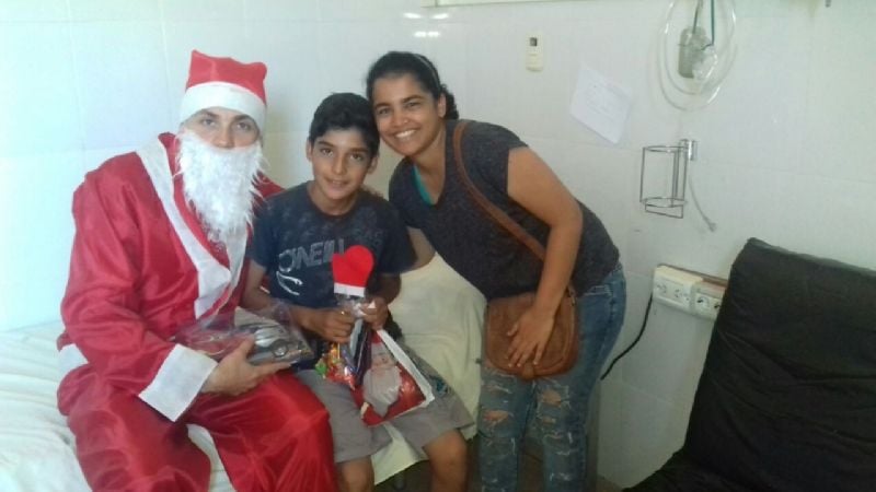 Pacientes del Hospital de Niños recibieron a Papá Noel