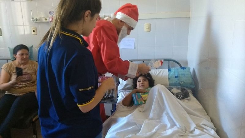 Pacientes del Hospital de Niños recibieron a Papá Noel