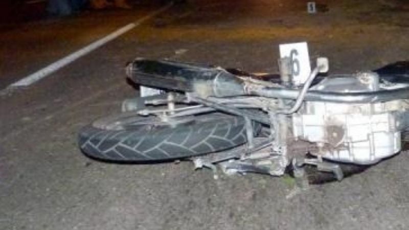 Motociclista chocó contra una camioneta de Vialidad