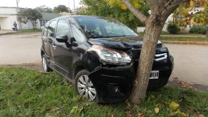 Automovilista chocó contra un árbol