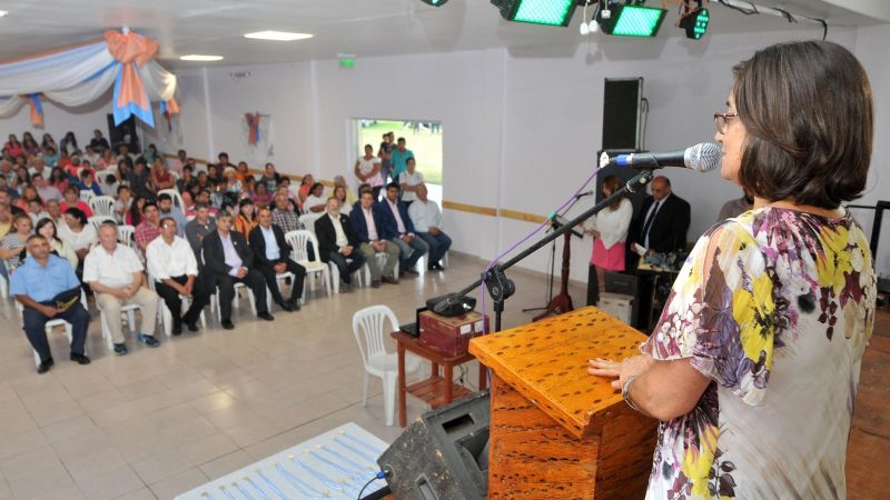 Lucía inauguró el salón de usos múltiples de Singuil