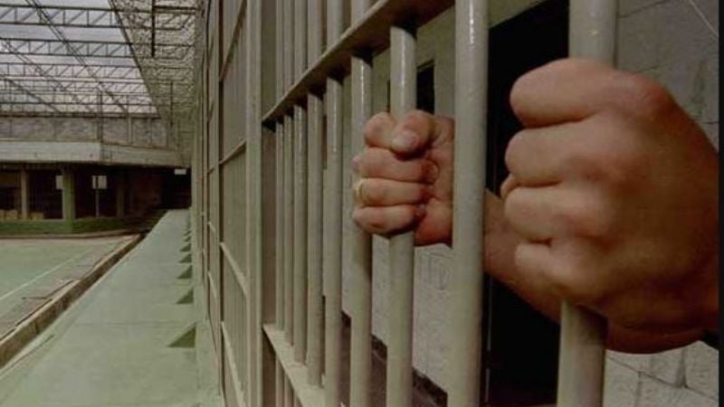 Padre detenido por intentar asfixiar a su beba de 6 meses