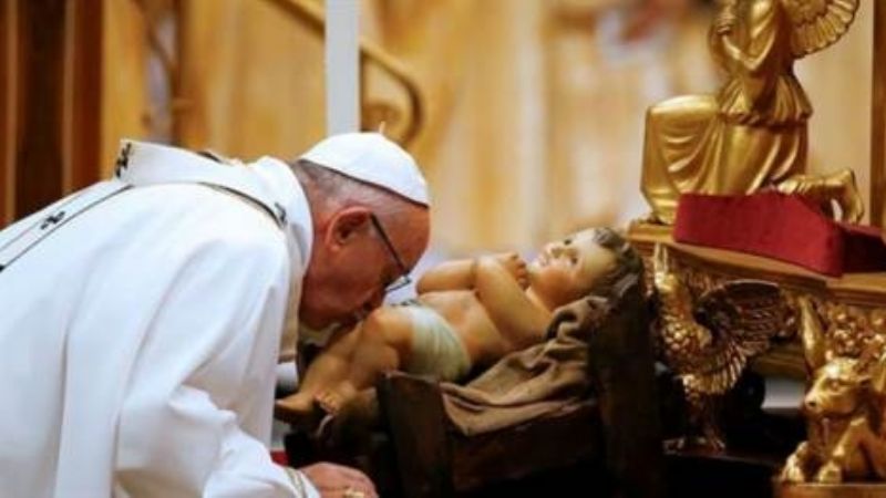 En la misa de Gallo el Papa pidió "por los que sufren"